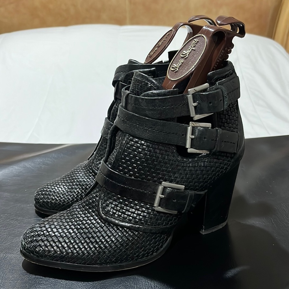 Leather Heeled Ankle boots by H&M
